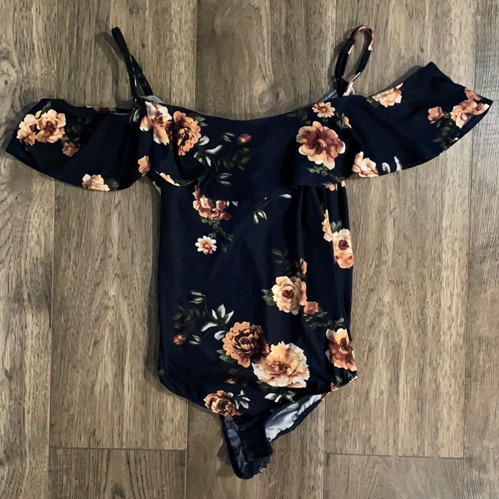💋rue 21 || off the shoulder floral navy blue top